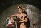 furi harunFuri Harun menegakan busana adat Bali karya