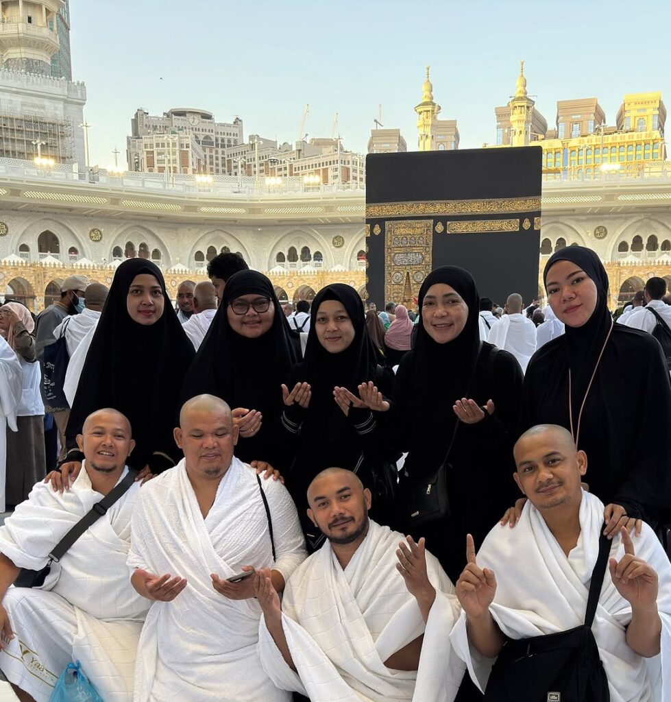 Semoga semoga mereka yang berada di baitullah