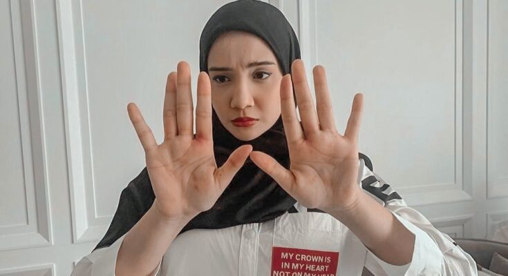 Apa penyebab jemari tangan Zaskia Sungkar memerah usai cuci pakaian?