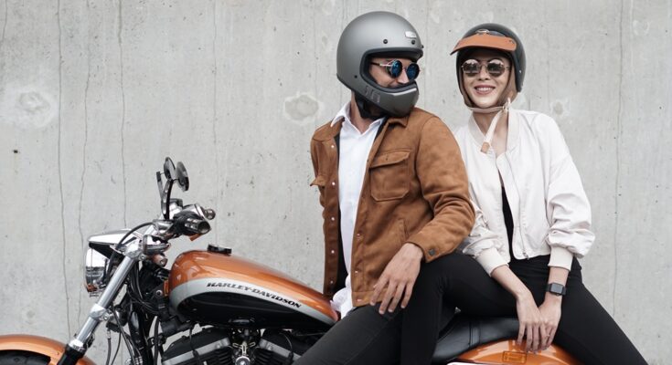 Aman berkendara berbalut outfit dengan helm Trooper Custom