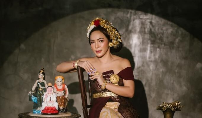 furi harunFuri Harun menegakan busana adat Bali karya