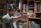 Ngeri, Arya Saloka Angkat Pocong dalam Poster Film Horor “Munafik: Melawan Iblis”